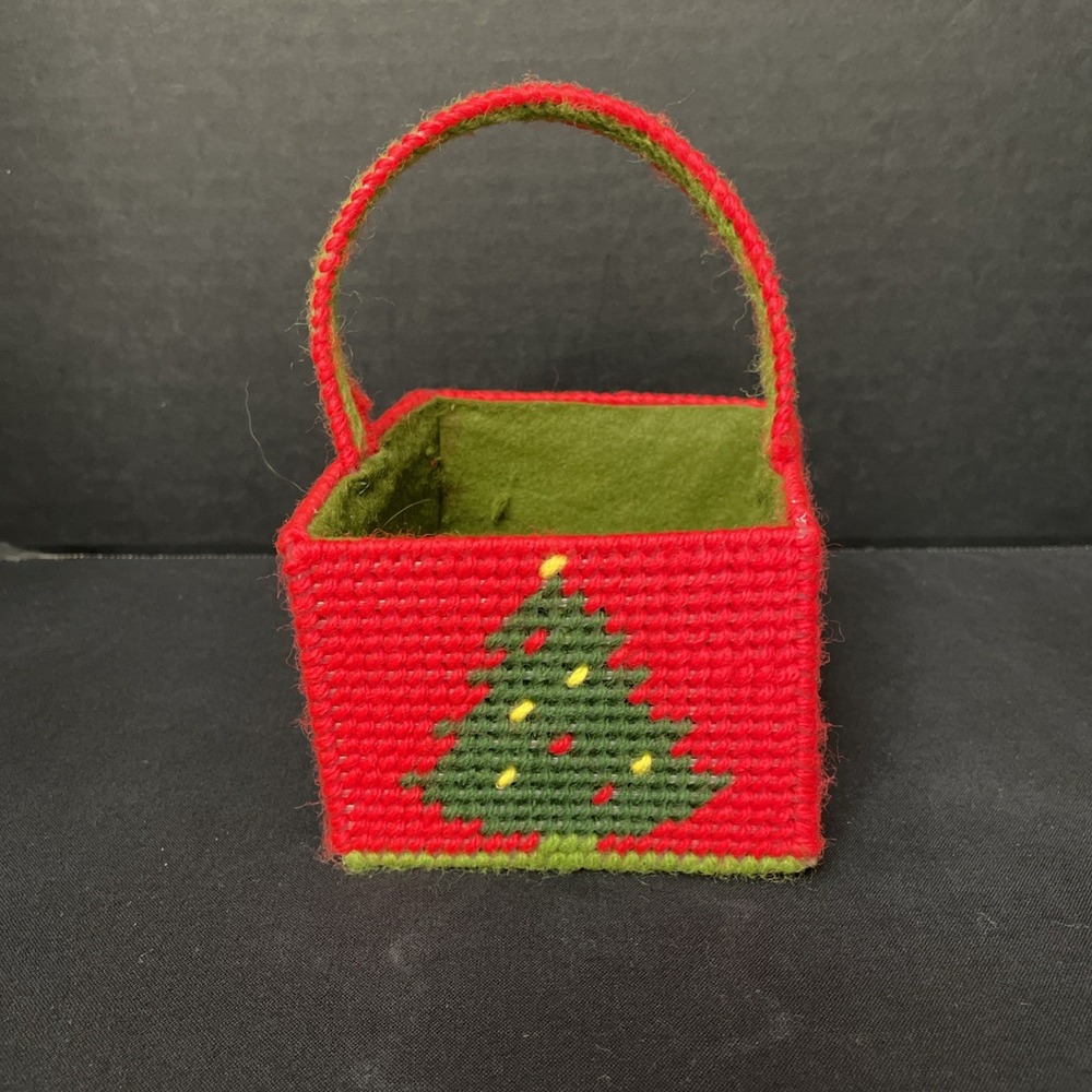 Vintage‎ Handmade Plastic Canvas Needlepoint Christmas Basket